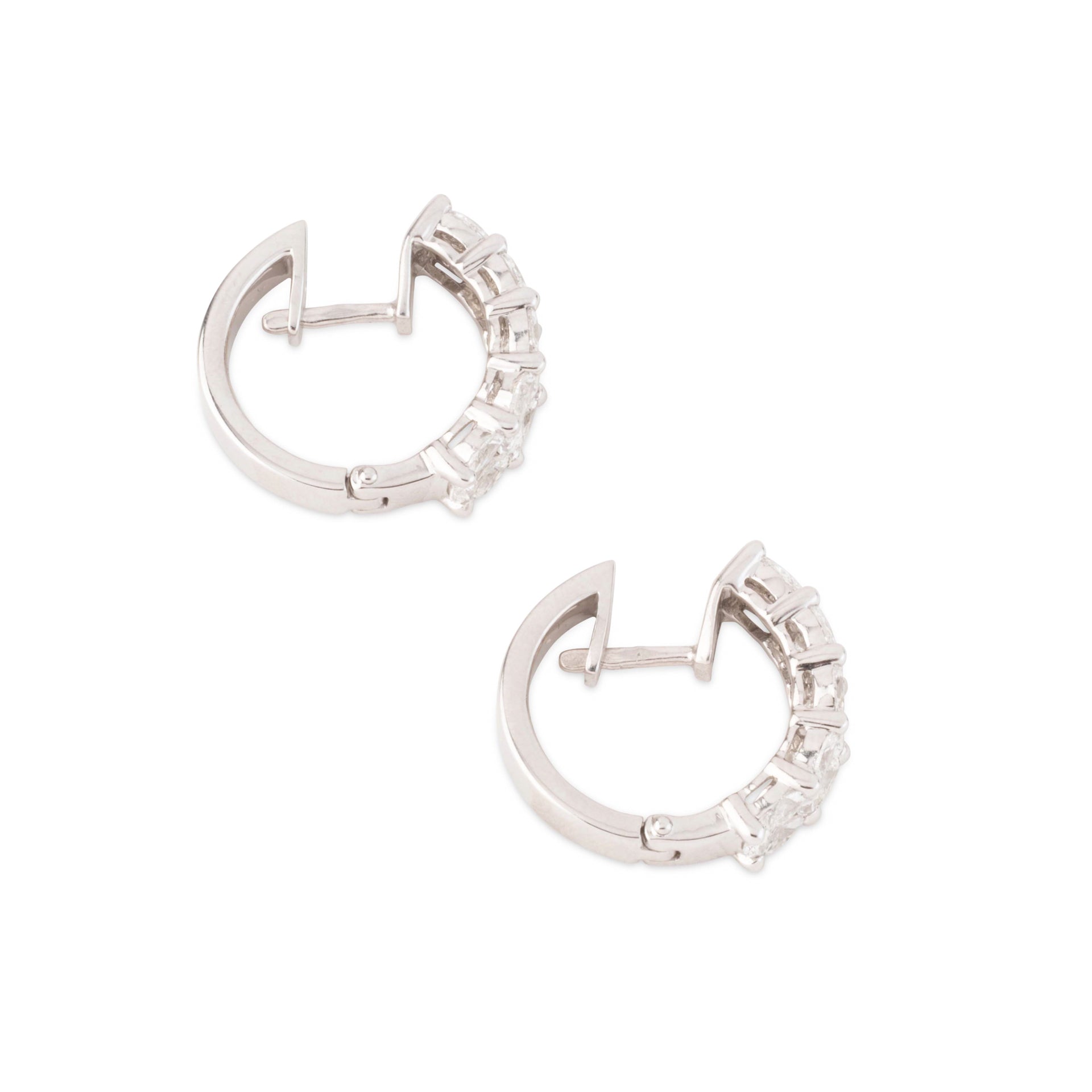 Demi créoles en or gris et diamants