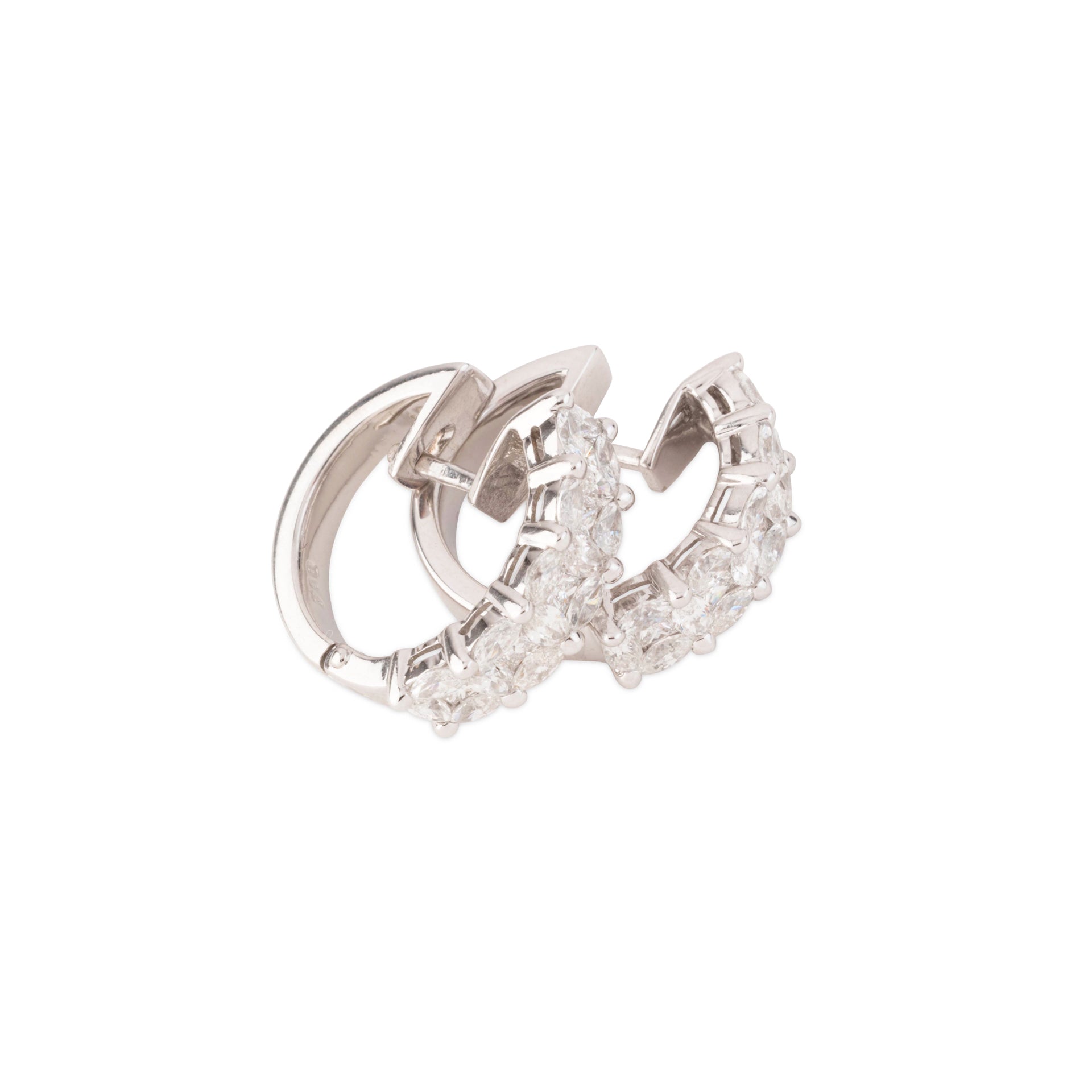 Demi créoles en or gris et diamants