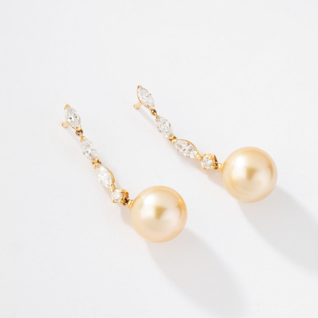 Paire de boucles d'oreilles en or jaune diamants navettes et perles gold des mer du sud