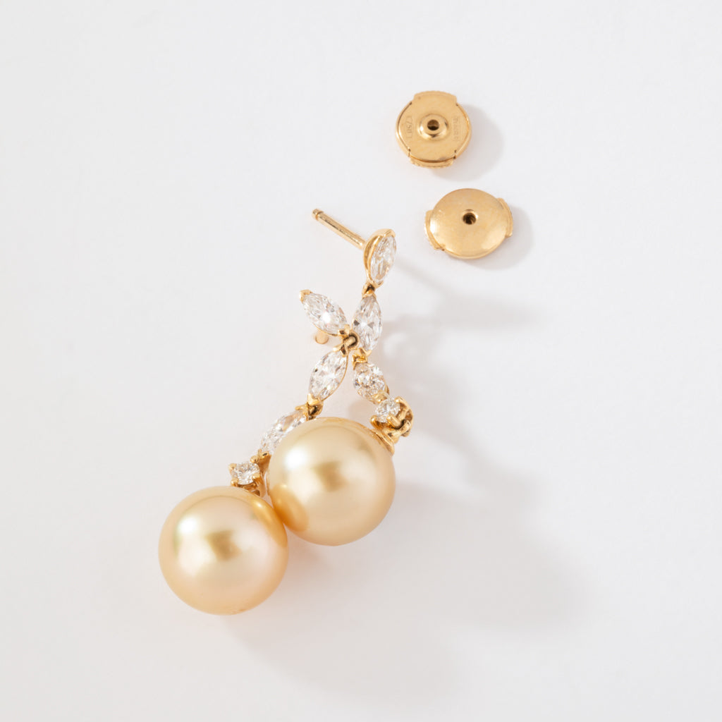 Paire de boucles d'oreilles en or jaune diamants navettes et perles gold des mer du sud
