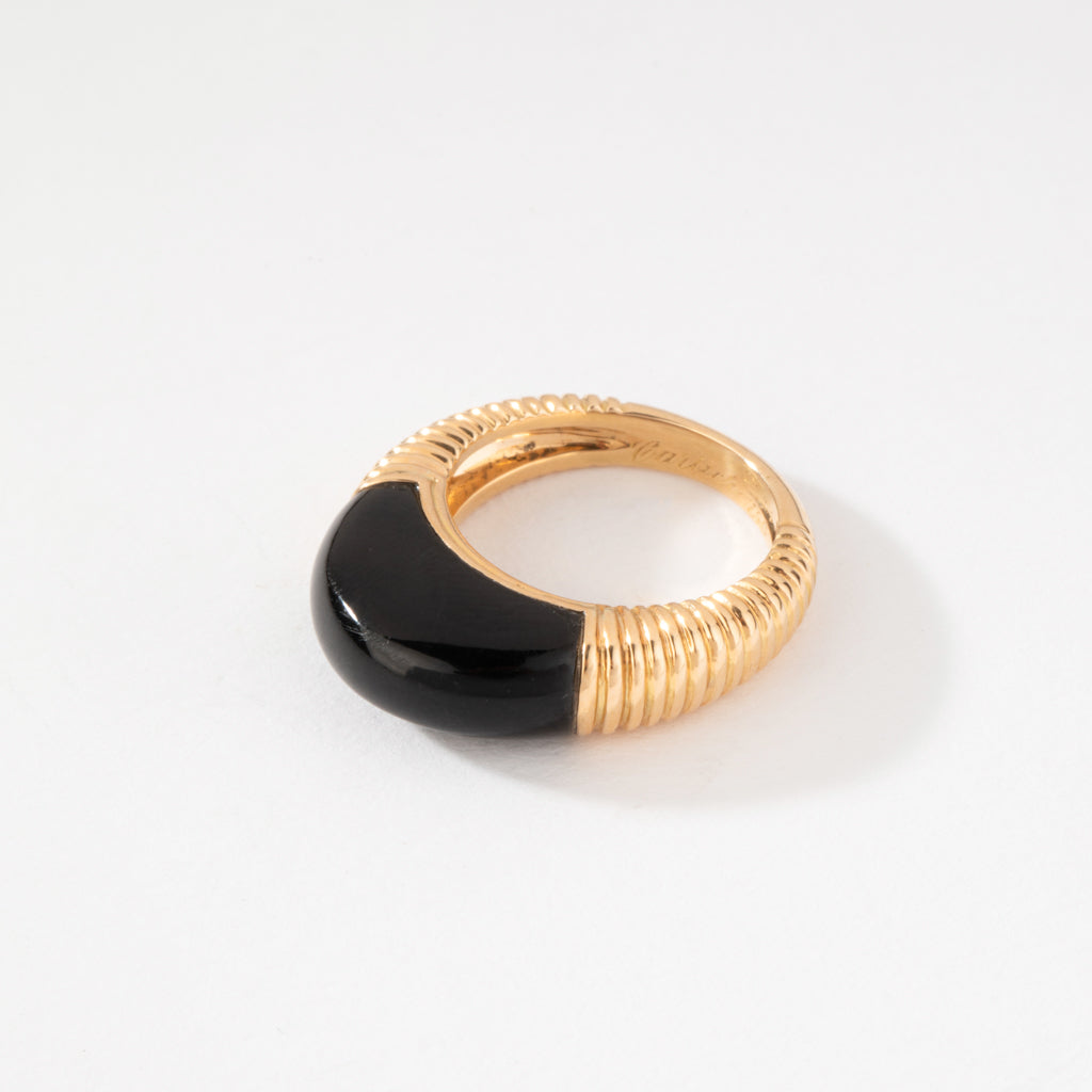 Bague or jaune et onyx de la maison Cartier