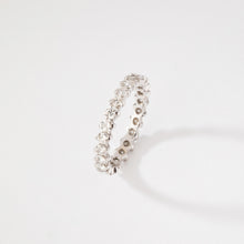 Charger l'image dans la galerie, Alliance en or gris sertie de diamant
