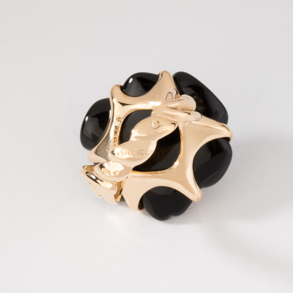 Bague Camelia or jaune de la maison Chanel
