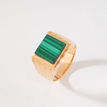 Charger l'image dans la galerie, Bague chevalière en or jaune ornée d'une malachite carrée
