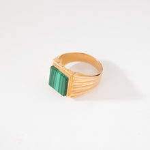 Charger l'image dans la galerie, Bague chevalière en or jaune ornée d'une malachite carrée
