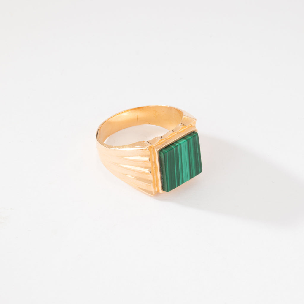 Bague chevalière en or jaune ornée d'une malachite carrée