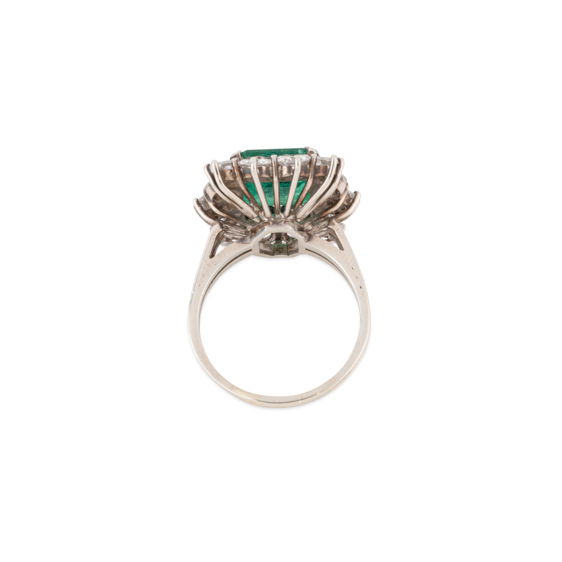 Bague en or gris avec Emeraude entourée de diamants