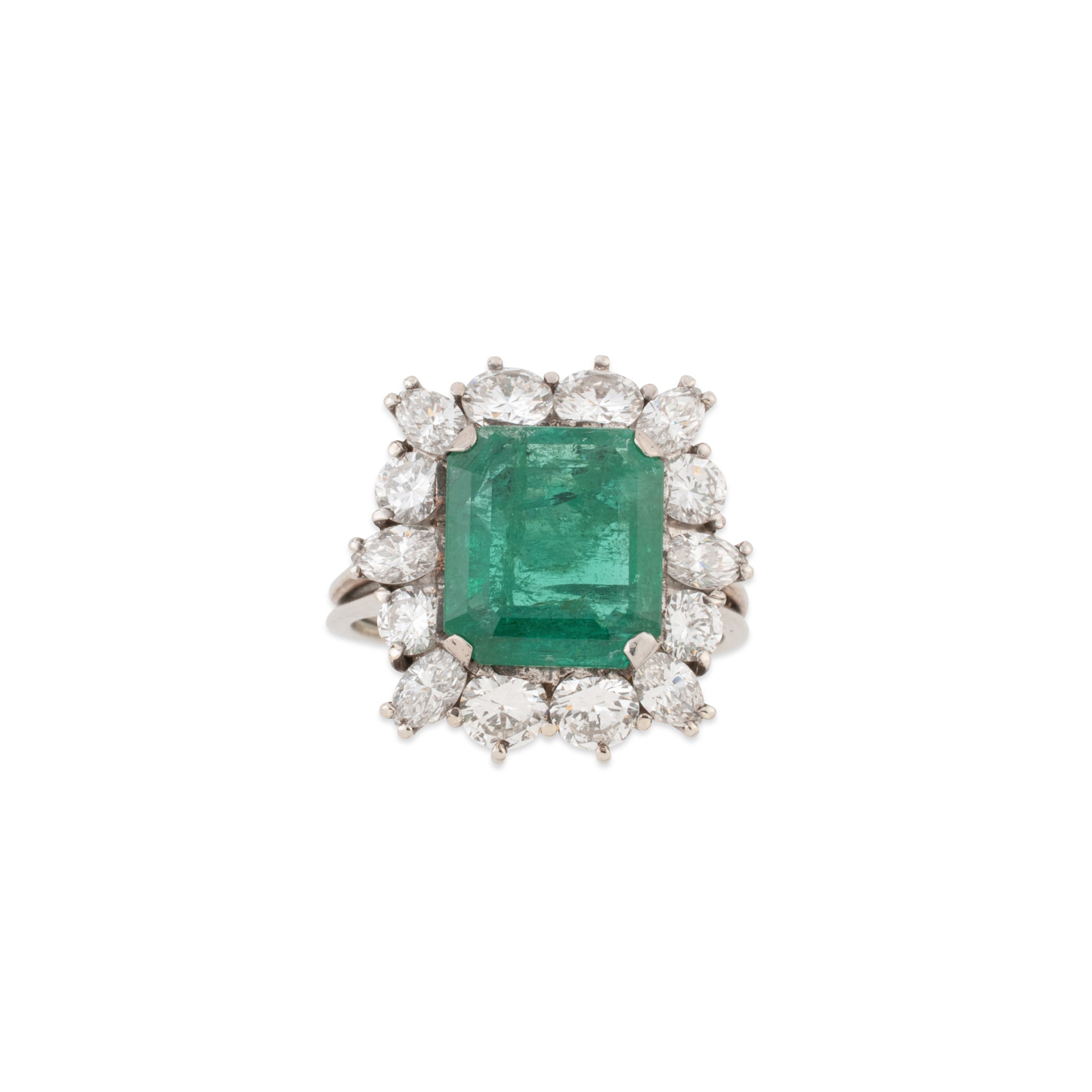 Bague en or gris avec Emeraude entourée de diamants