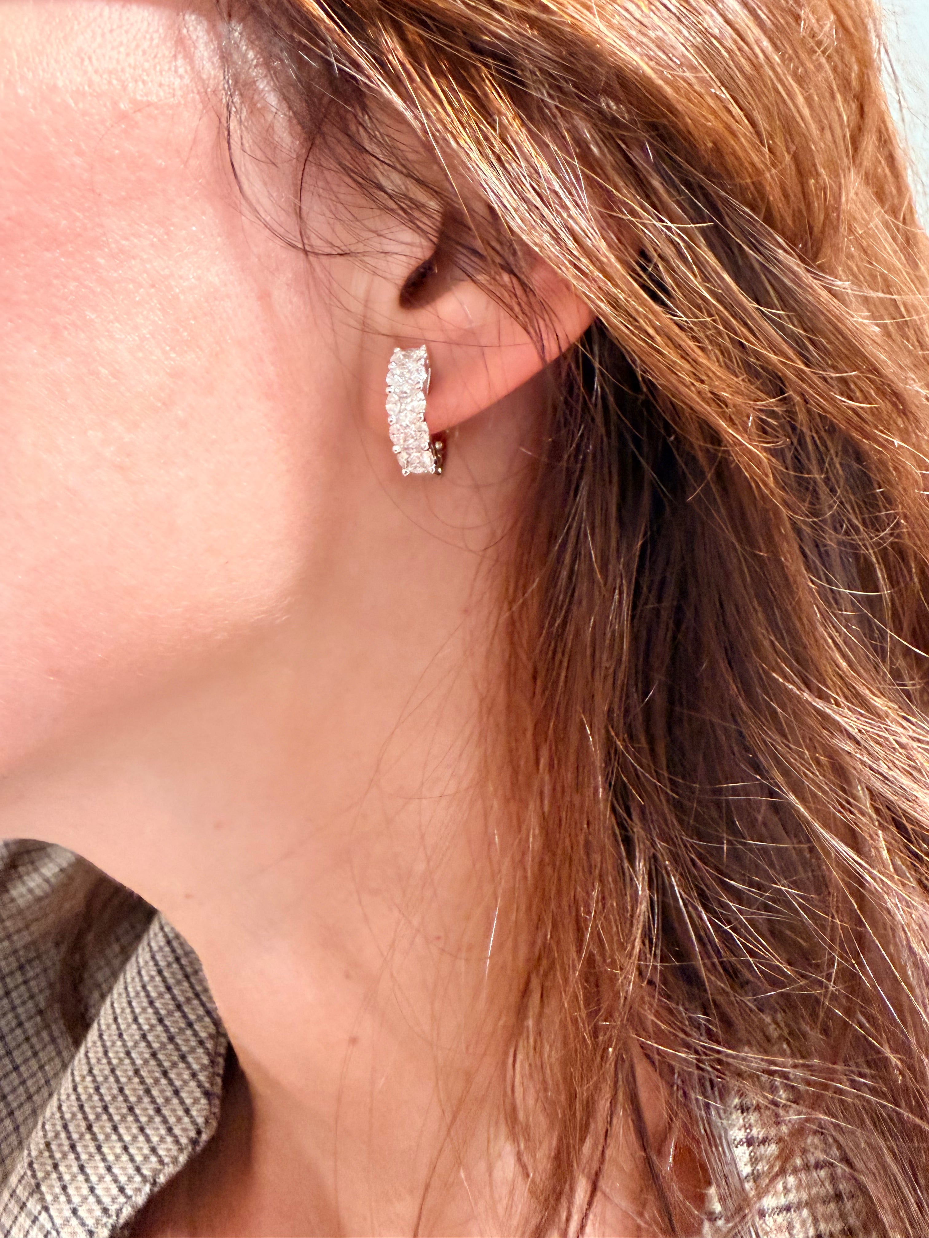 Demi créoles en or gris et diamants