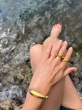 Charger l'image dans la galerie, Bague en or 22k du créateur grec Ilias Lalaounis.
