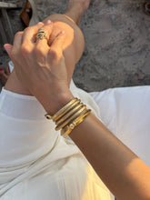 Charger l'image dans la galerie, Bracelet jonc en or jaune martelé 22 k du créateur Lalaounis
