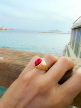 Charger l'image dans la galerie, Bague chevalière ornée d'un cabochon de corail sur or jaune
