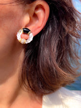 Charger l'image dans la galerie, Boucle d'oreille en or jaune onyx,cristal de roche et diamant de la maison Boucheron
