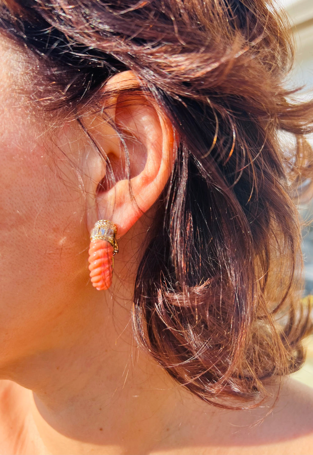 Paire de boucles d'oreille en Corail et diamant de la maison Boucheron