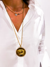 Charger l'image dans la galerie, Pendentif en or jaune représentant un dragon en relief sur un œil-de-tigre
