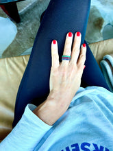 Charger l'image dans la galerie, Alliances sur or gris en saphirs,rubis et émeraudes
