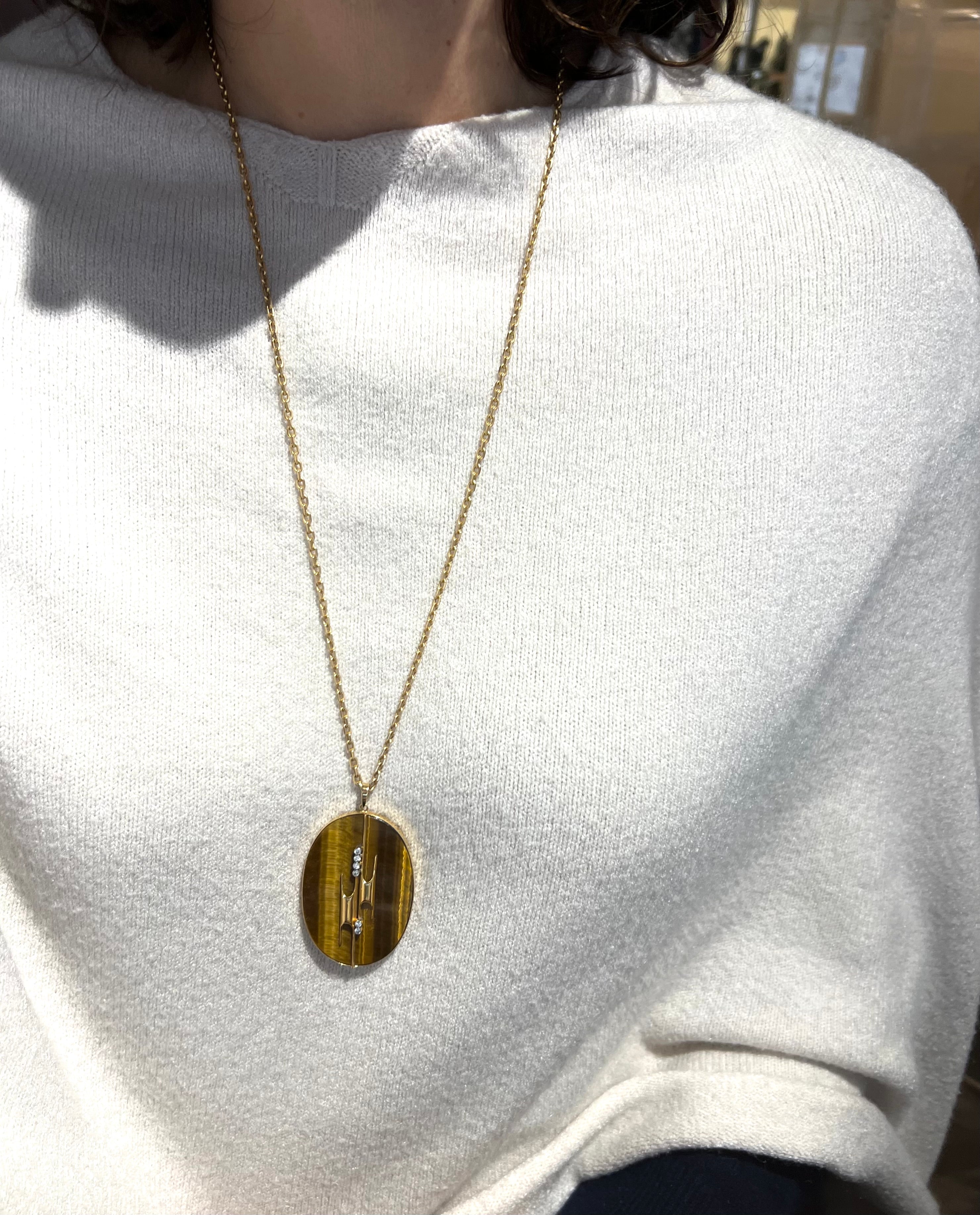 Pendentif en œil-de-tigre orné d’un motif géométrique en or jaune