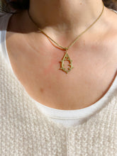 Charger l'image dans la galerie, Chaîne en or jaune et pendentif assorti ciselé du créateur grec Zolotas
