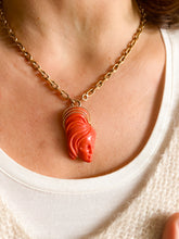Charger l'image dans la galerie, Pendentif en corail sur or jaune,représentant une tête de femme

