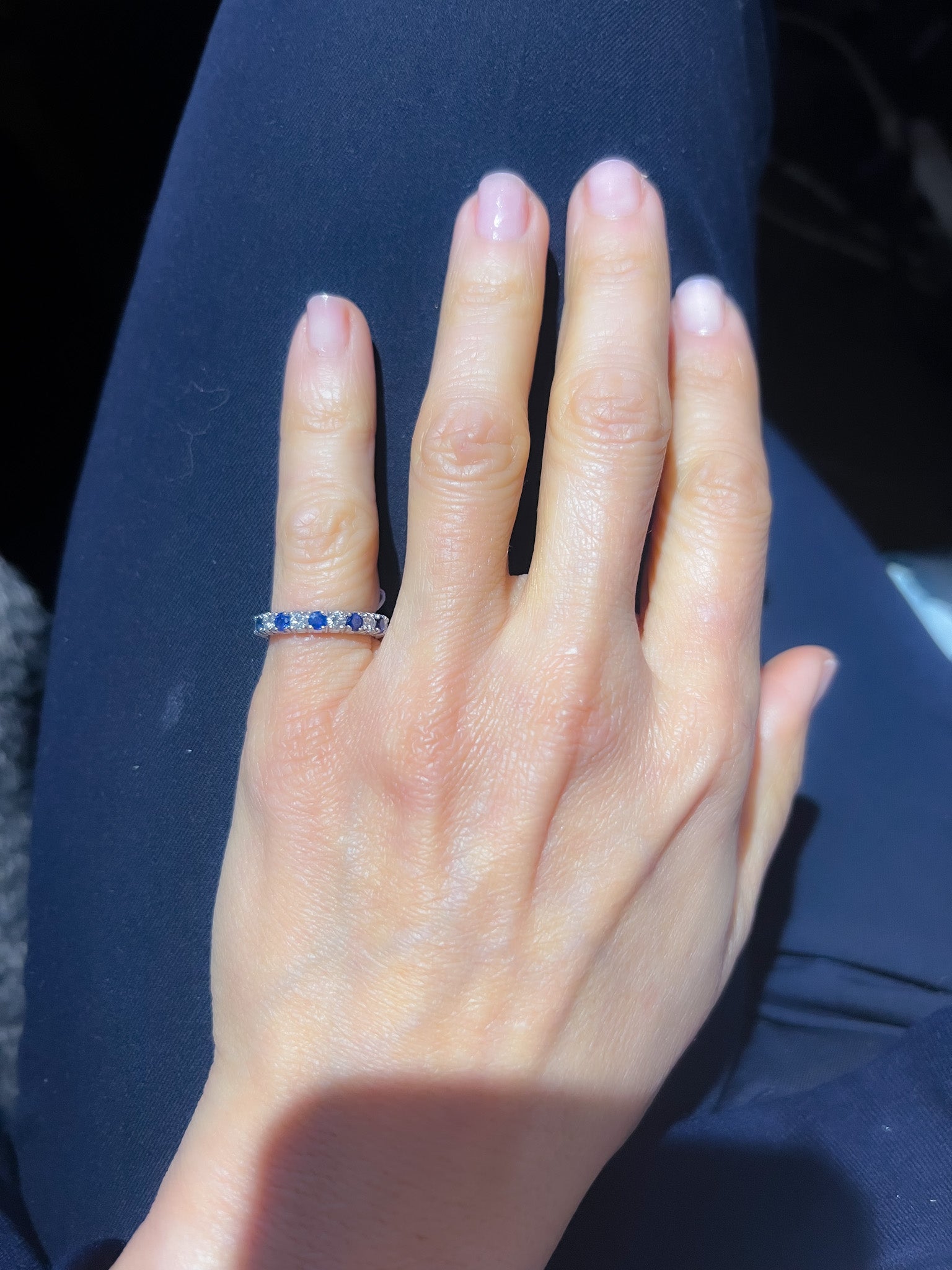 Alliance américaine en or gris,diamant et saphir .