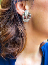 Charger l'image dans la galerie, Paire de boucle d’oreille en n a regent collection vendome de la maison Hermès
