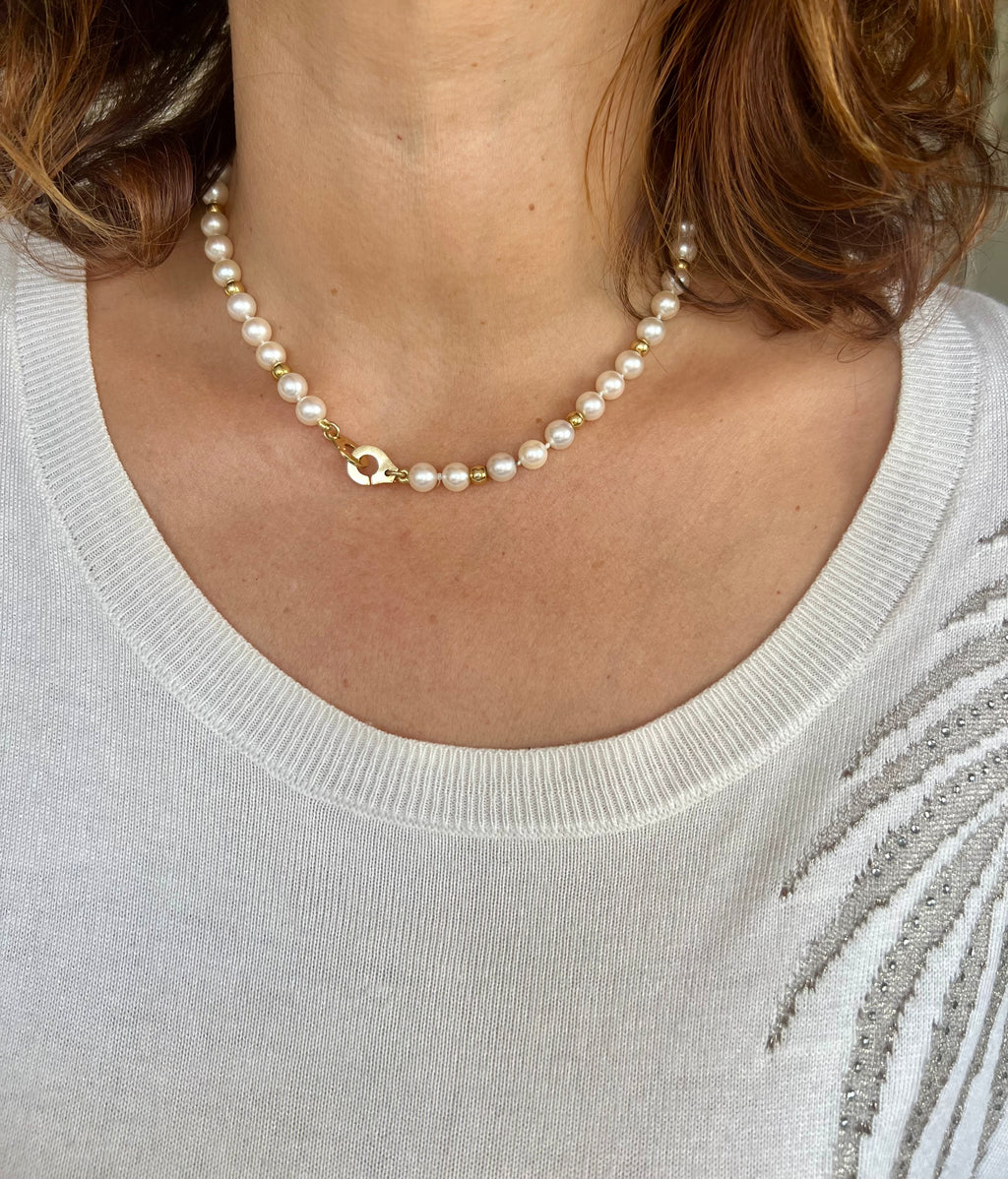 Collier perles Akoya et boule d'or fermoir menottes de la maison Dinh Van