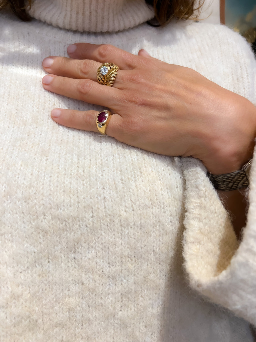 Bague en or jaune ornée d'un rubis épaulé de 2 diamants