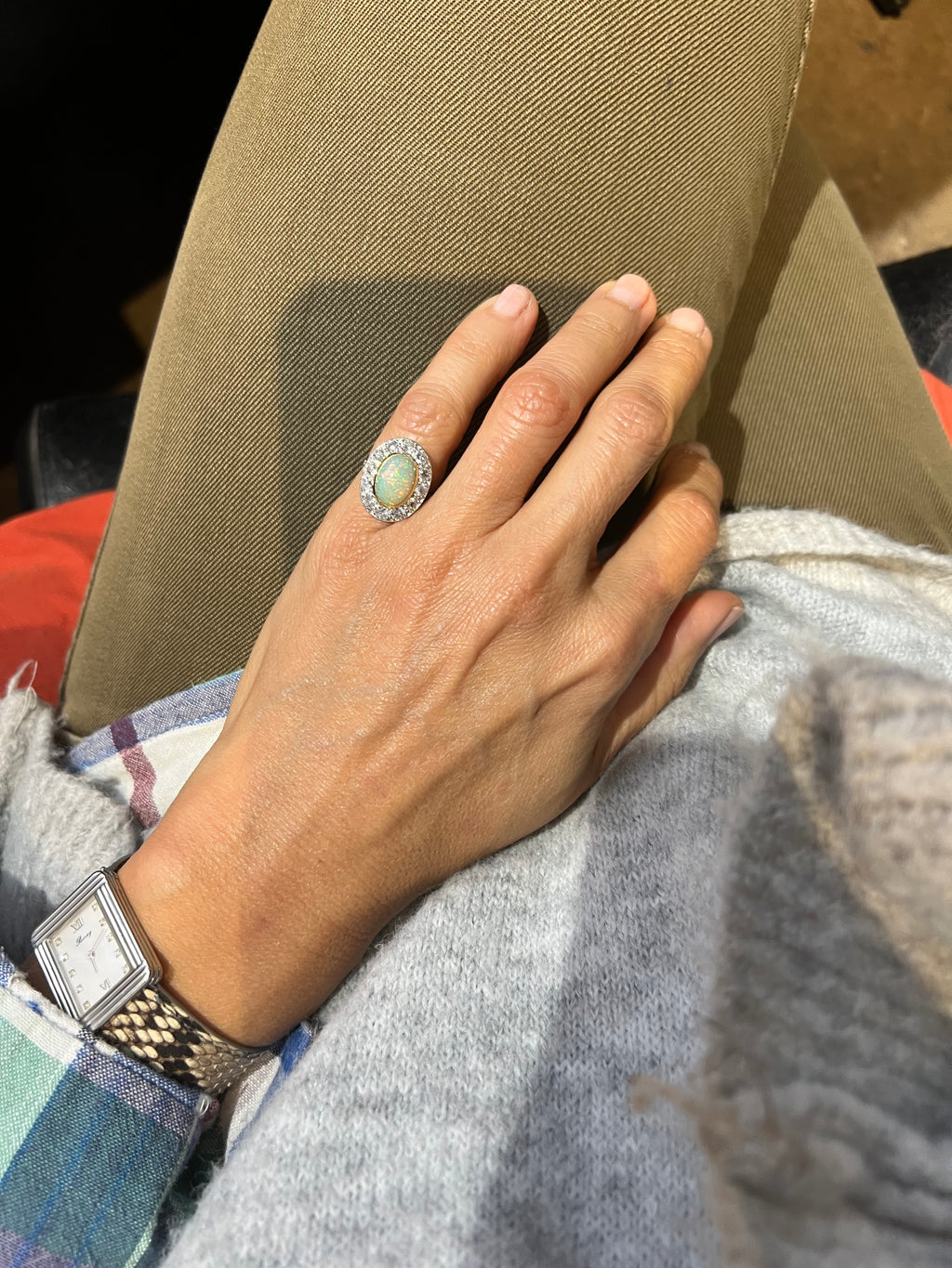 Bague en opale ovale entourée de diamants