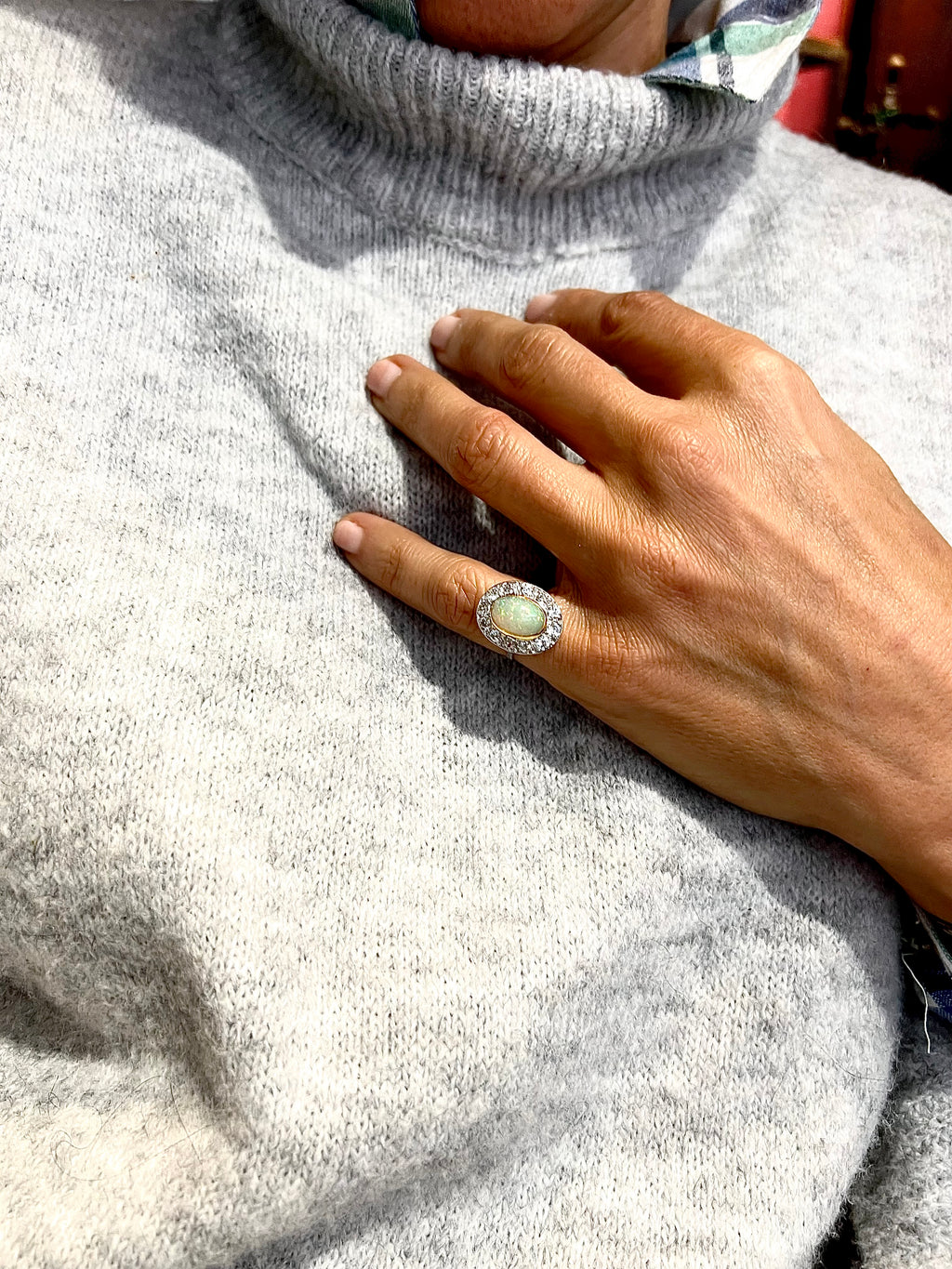 Bague en opale ovale entourée de diamants