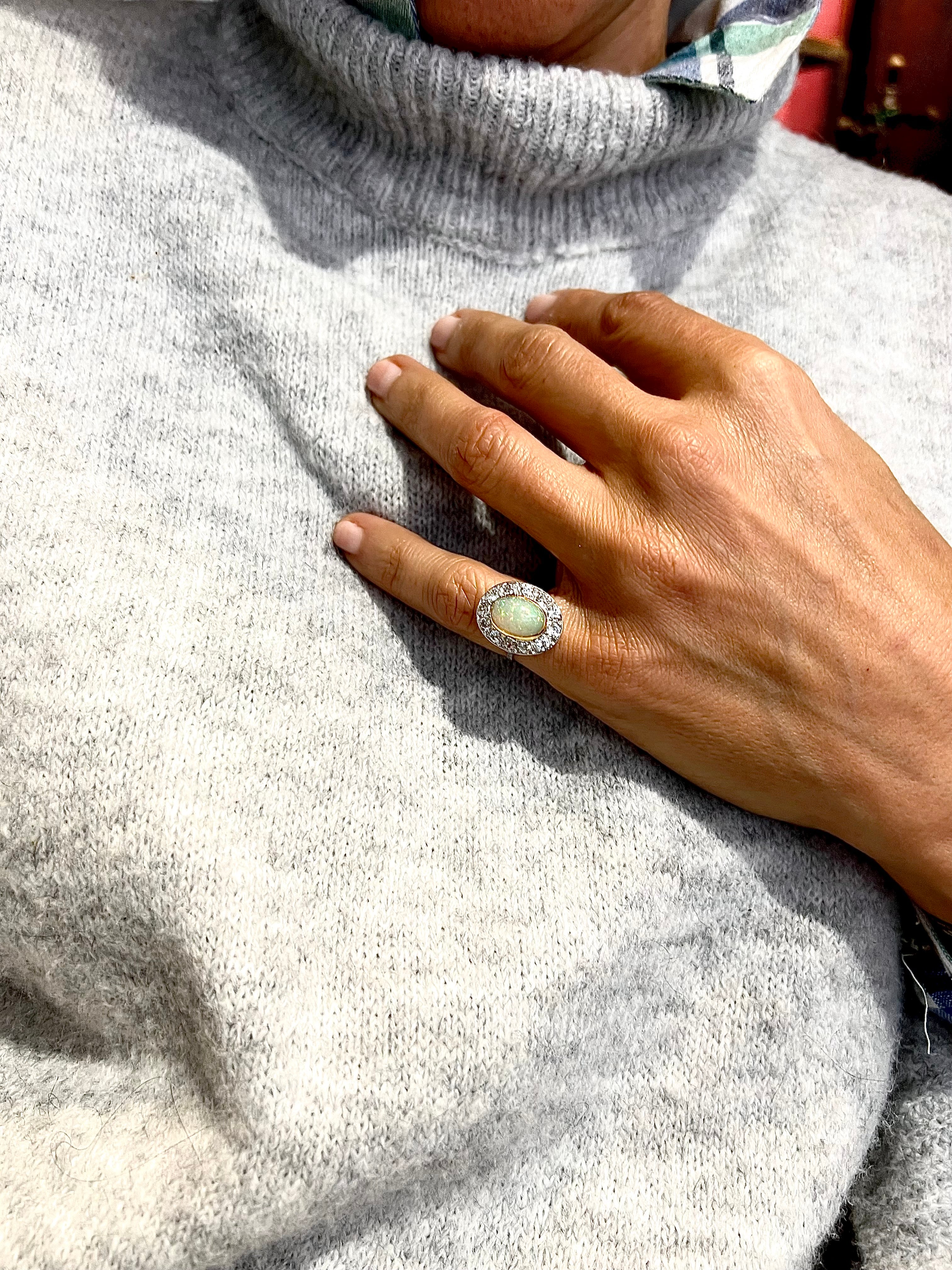 Bague en opale ovale entourée de diamants