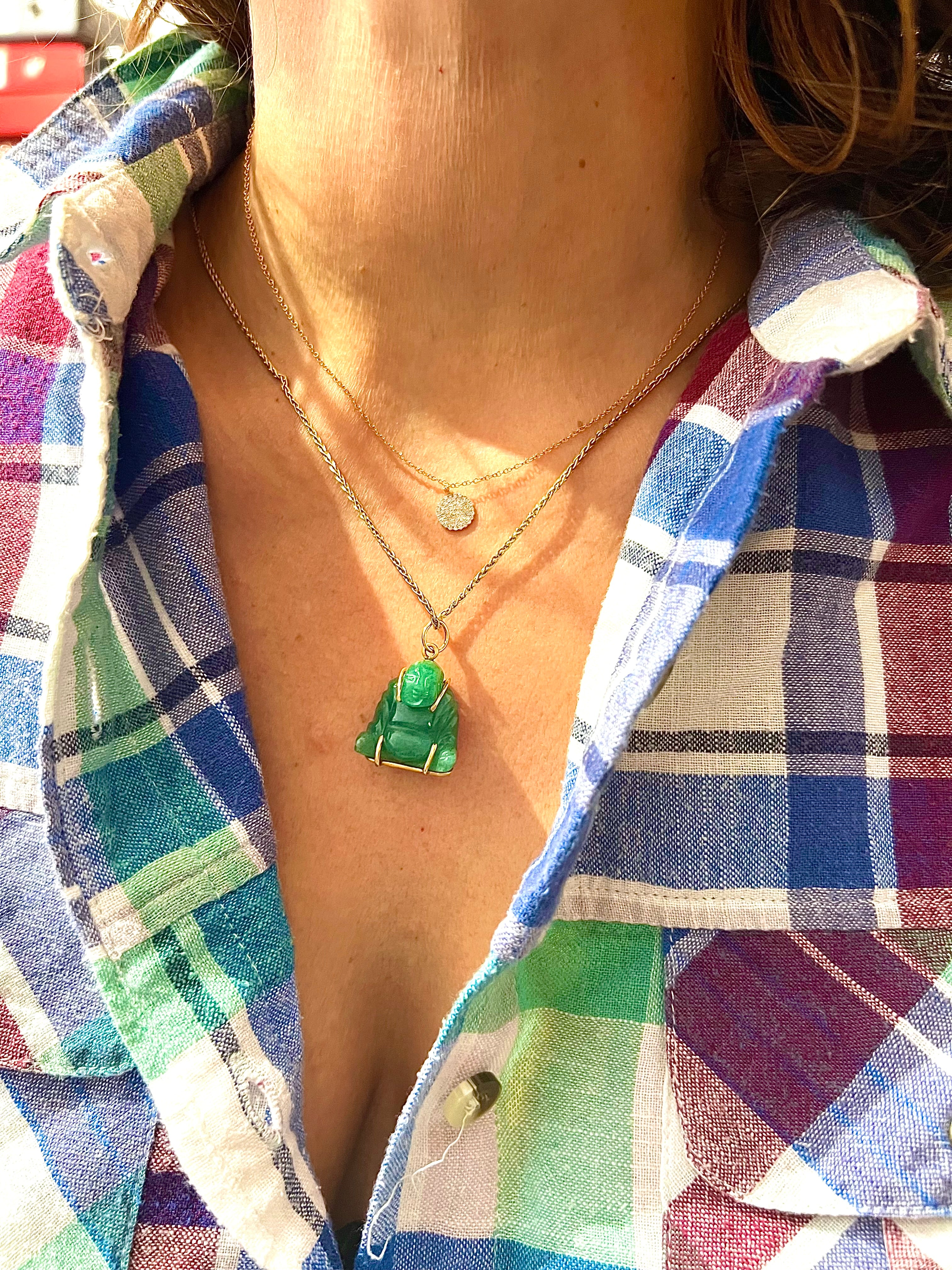 Pendentif représentant un Bouddha sculpté en l'aventurine