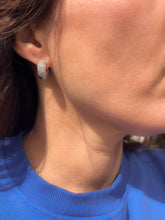 Charger l'image dans la galerie, Créoles en or gris au design bombé, entièrement pavées de diamants
