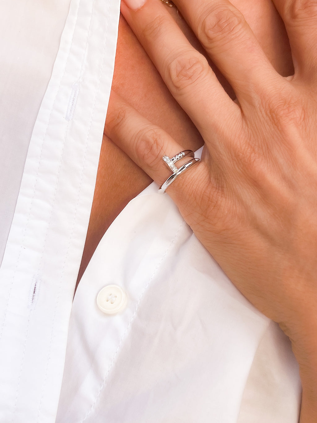 Bague or gris de la maison Cartier ,modèle Juste un clou