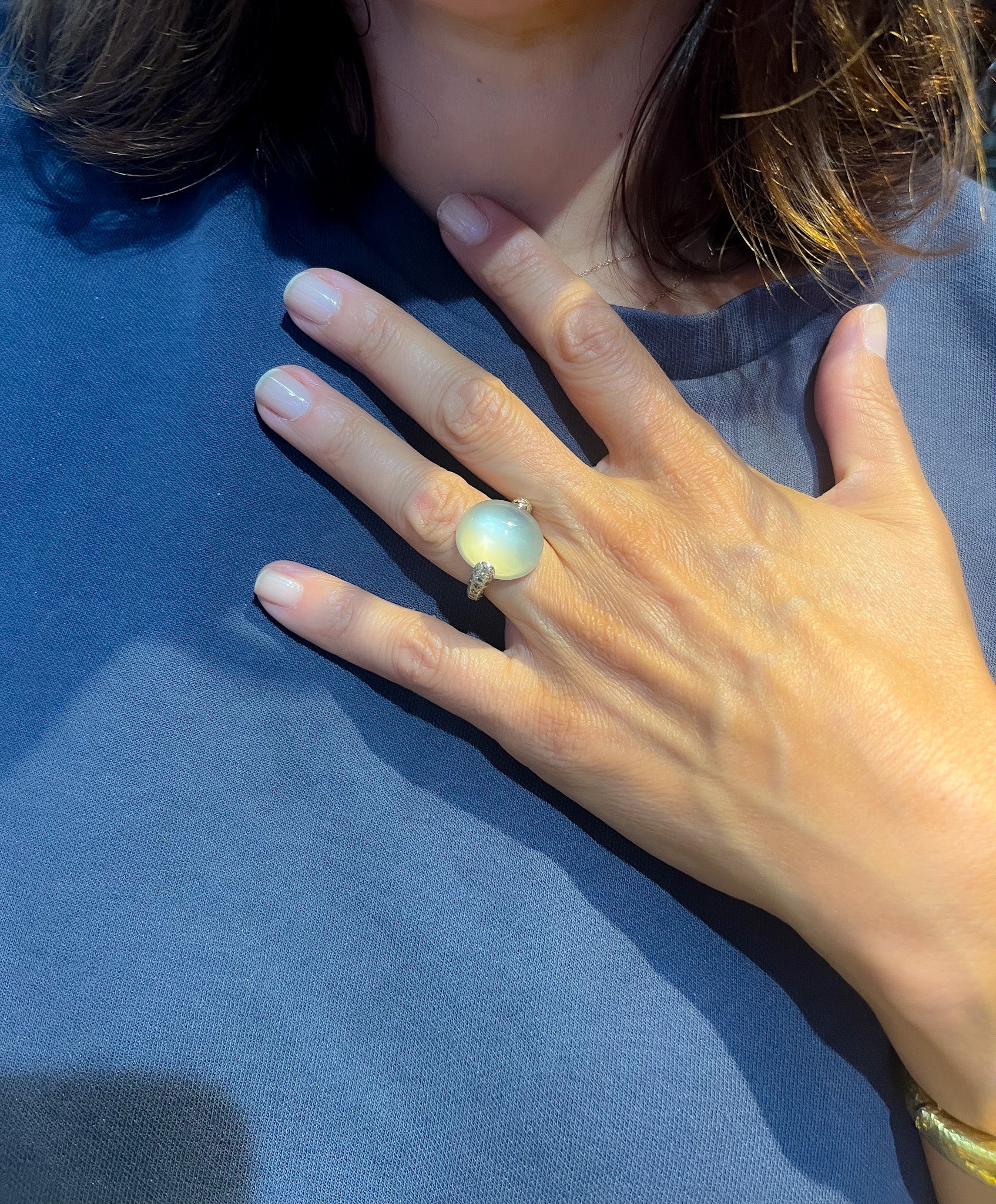 Bague or gris modèle Luna de la maison Pomellato en calcédoine et diamant.