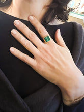 Charger l'image dans la galerie, Bague chevalière en or jaune ornée d'une malachite carrée
