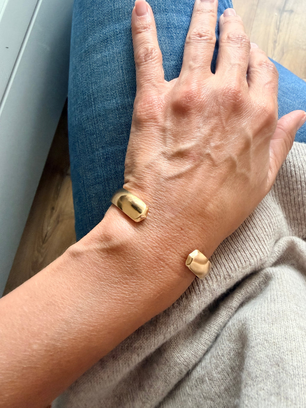 Bracelet jonc or jaune de la maison Cartier