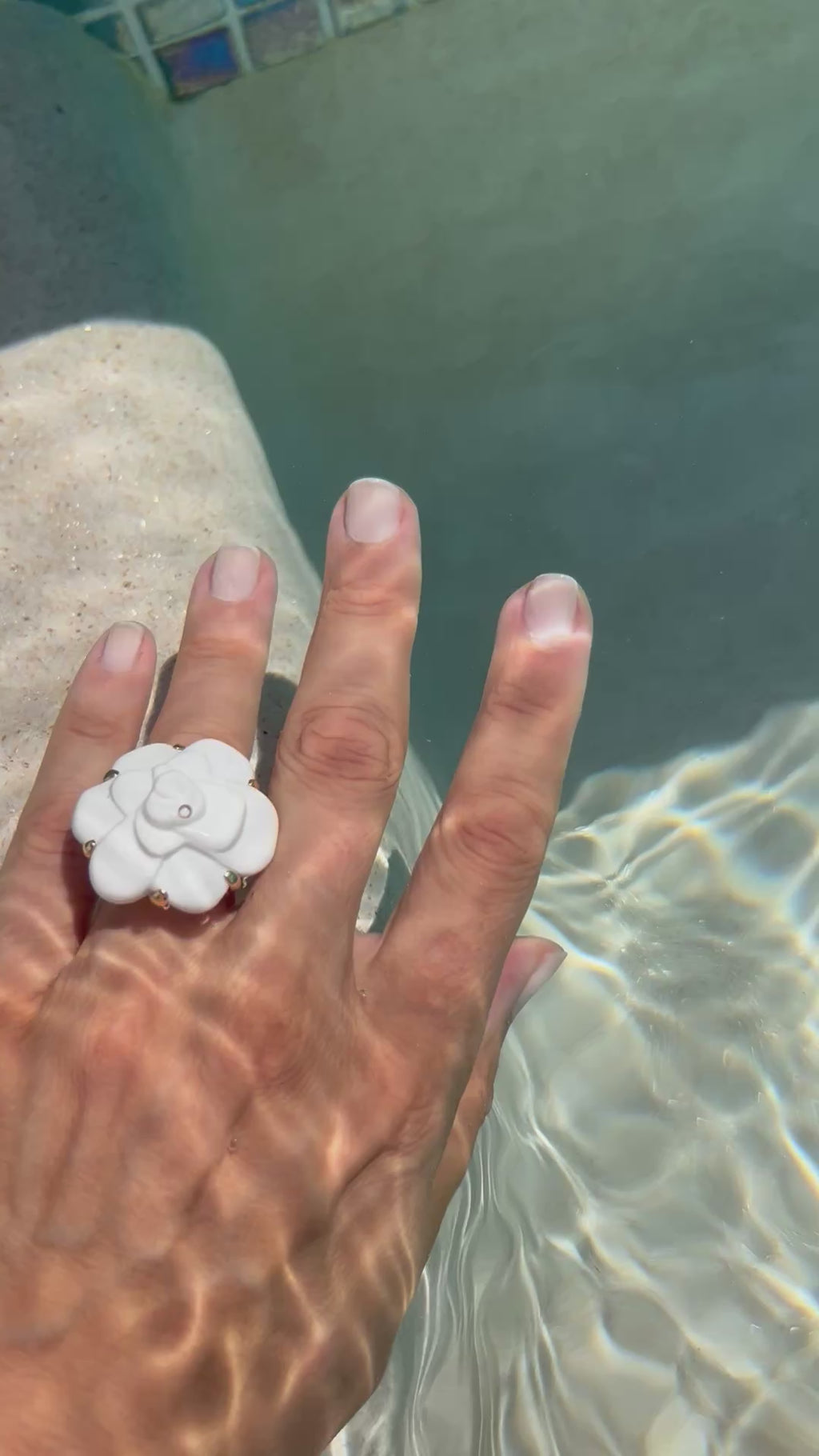 Bague de la maison Chanel Modèle Camélia
