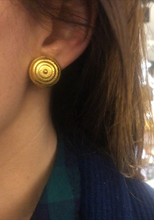 Charger l'image dans la galerie, Paire de clips d'oreilles Lalaounis or jaune
