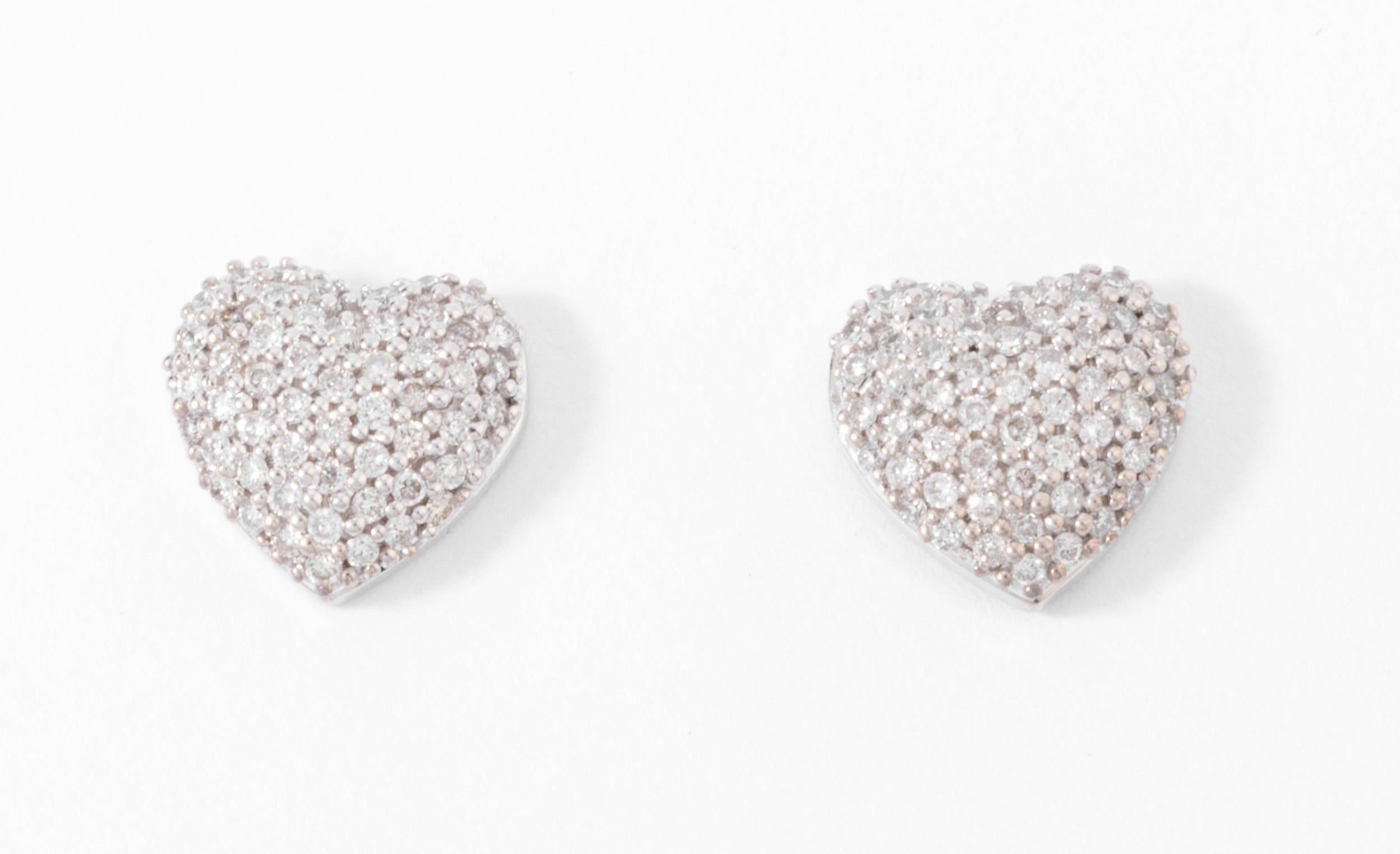 Boucles d'oreilles en gris formant des cœurs, pavée de diamant