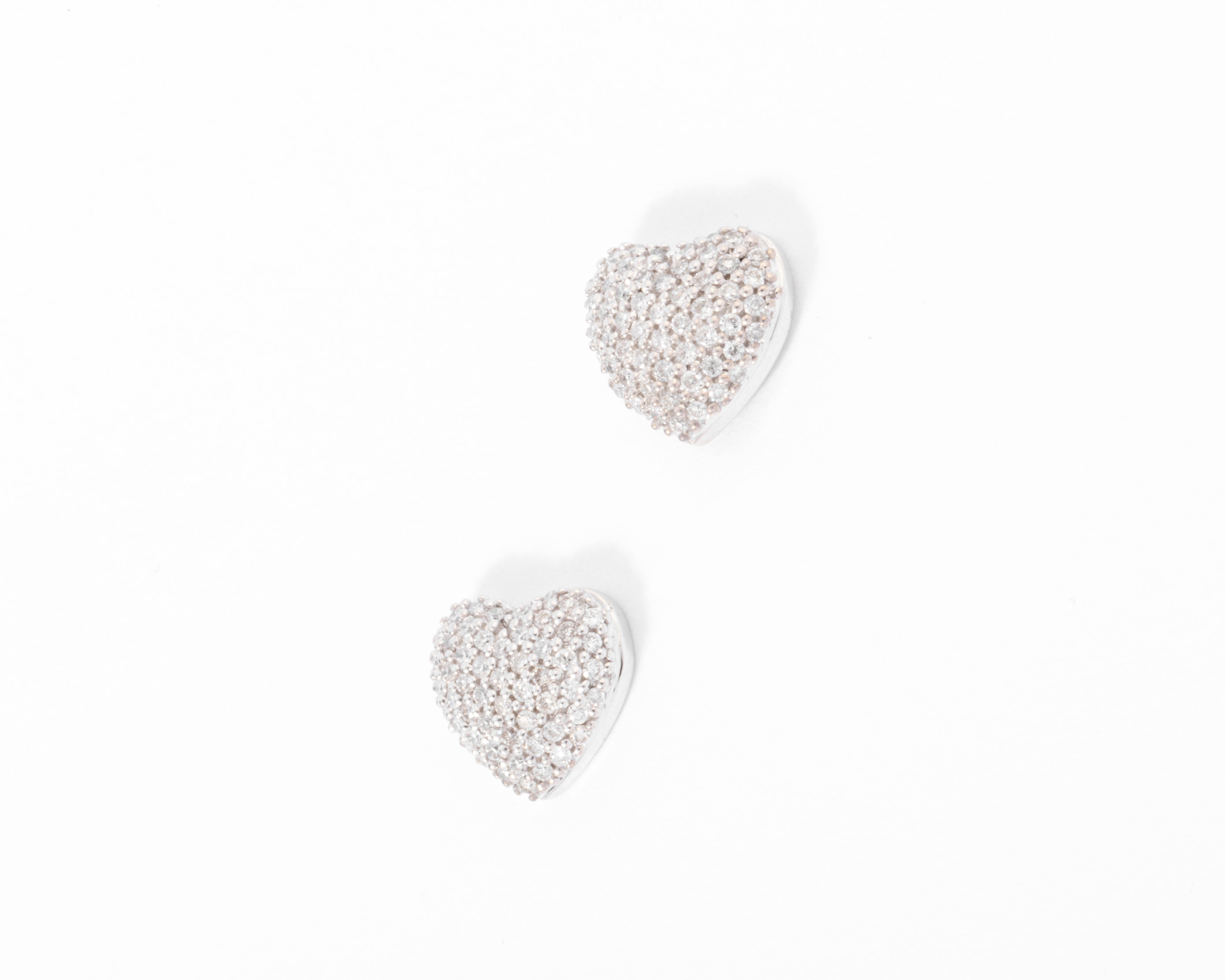 Boucles d'oreilles en gris formant des cœurs, pavée de diamant
