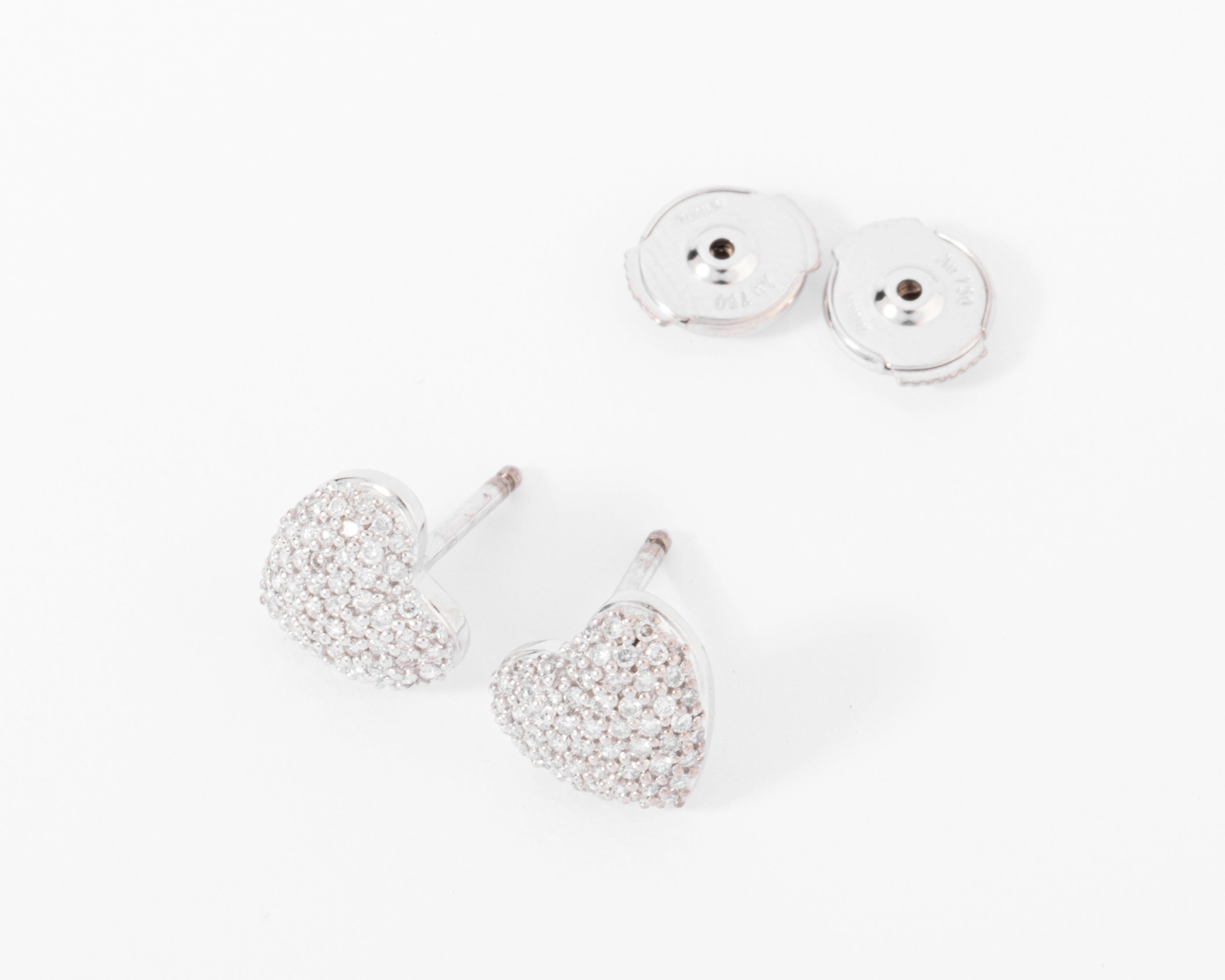 Boucles d'oreilles en gris formant des cœurs, pavée de diamant
