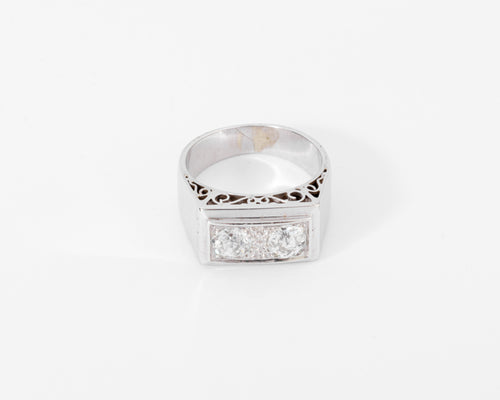 Bague chevaliere en platine ornée de 2 diamants