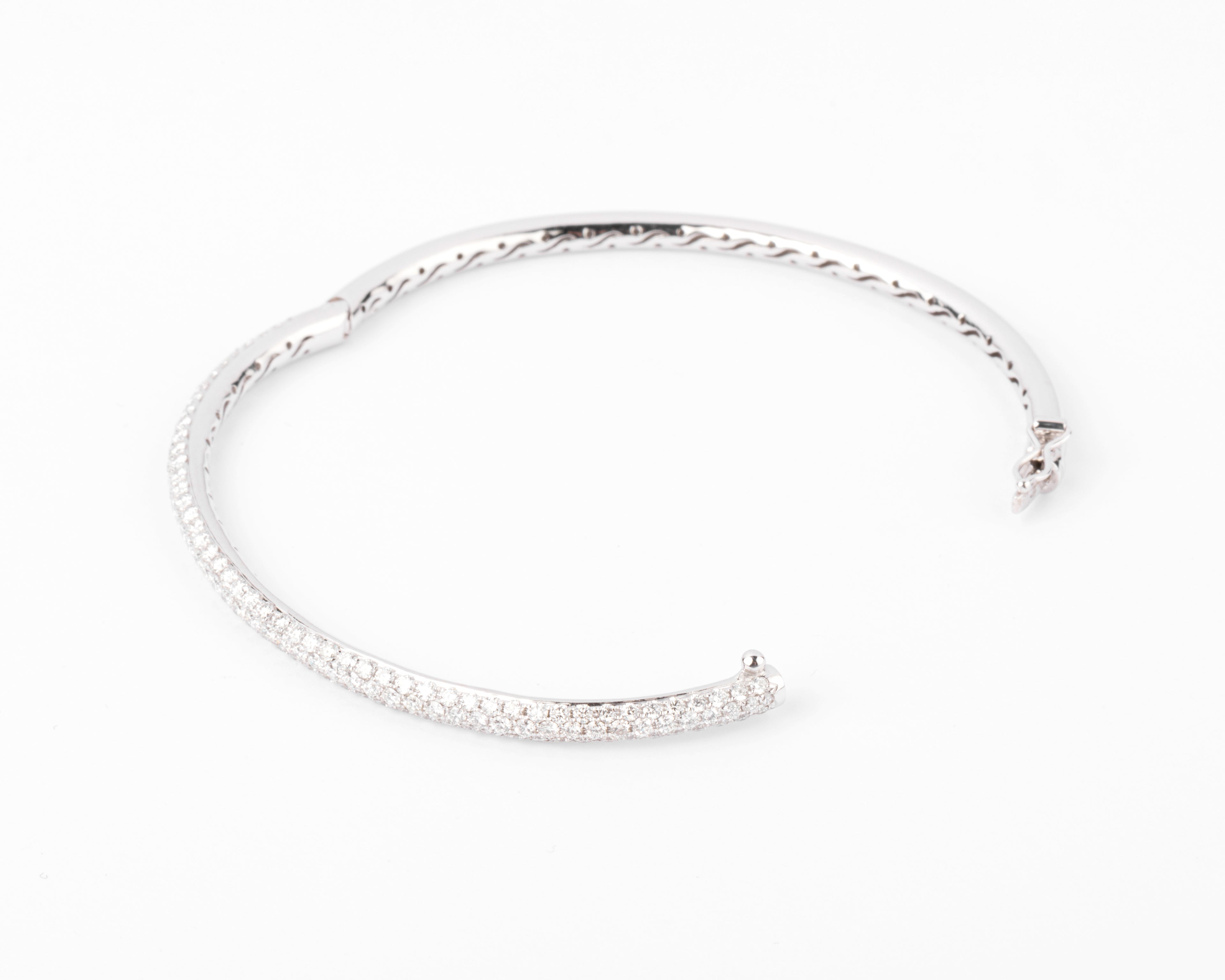 Bracelet jonc en or gris serti de 3 lignes de diamant