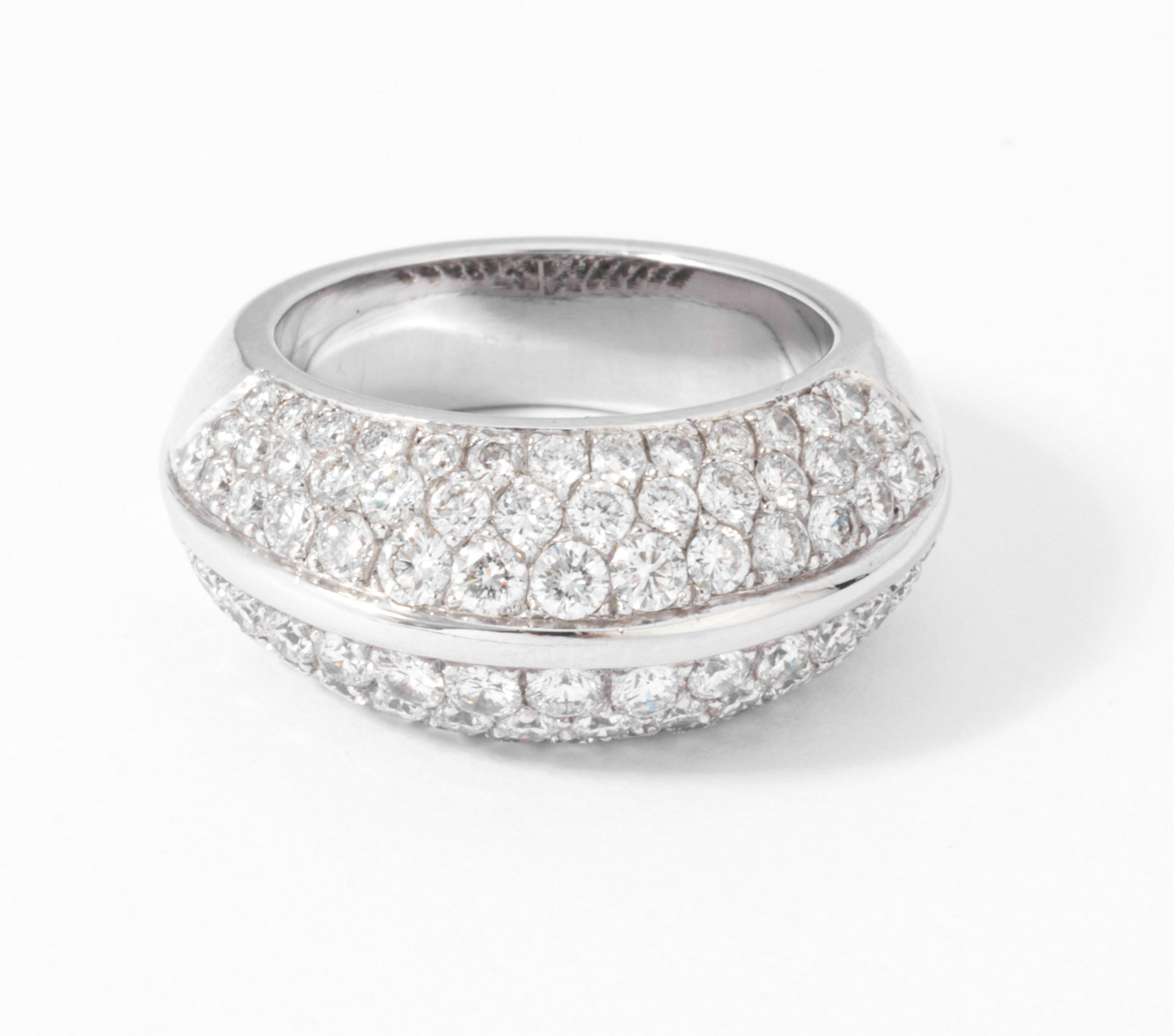 Bague jonc en or gris entièrement pavée de diamant