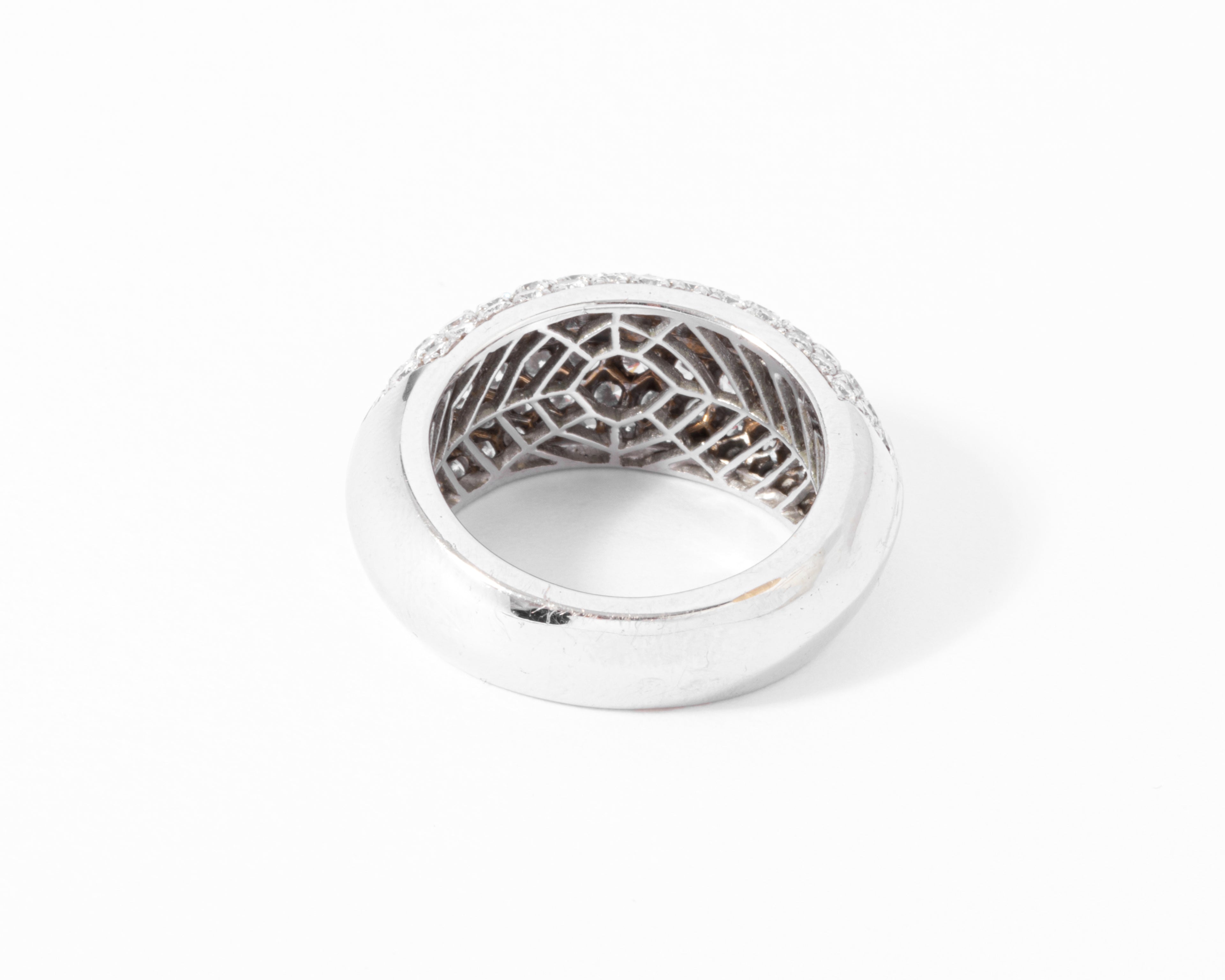 Bague jonc en or gris entièrement pavée de diamant