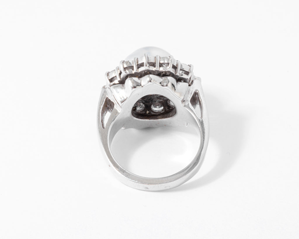 Bague marguerite en perle, entourée diamants