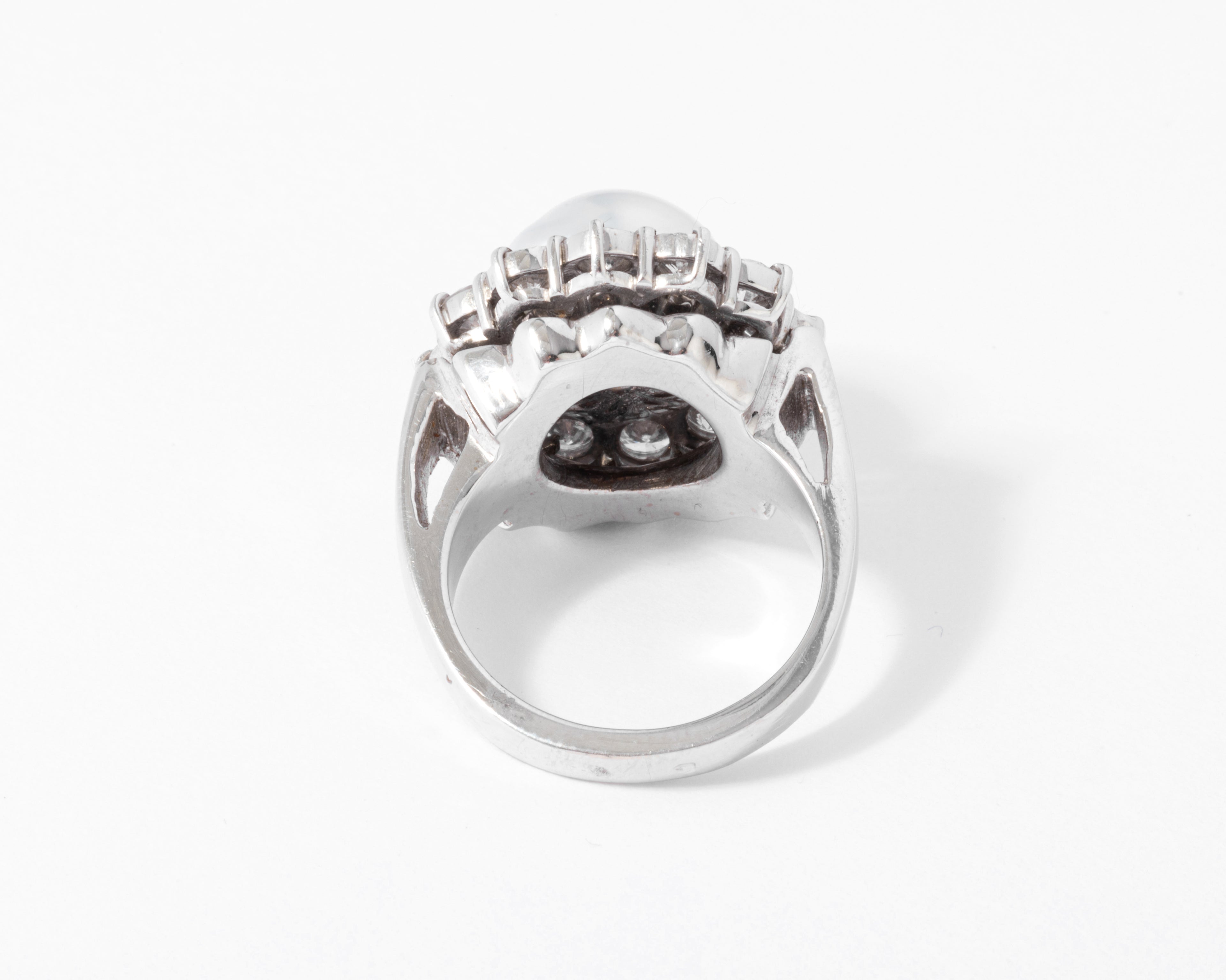Bague marguerite en perle, entourée diamants