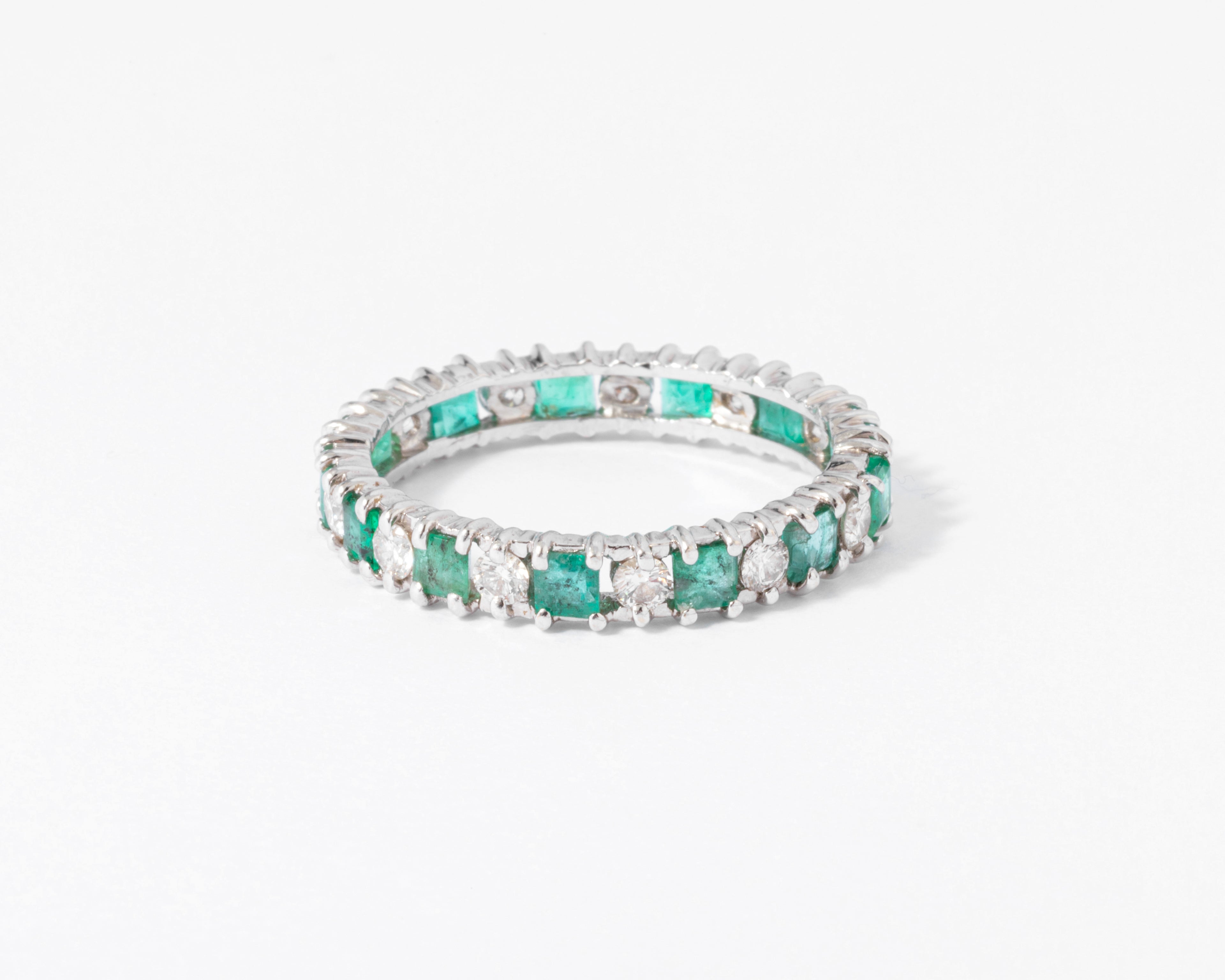 Alliance en diamant et émeraudes sur or gris