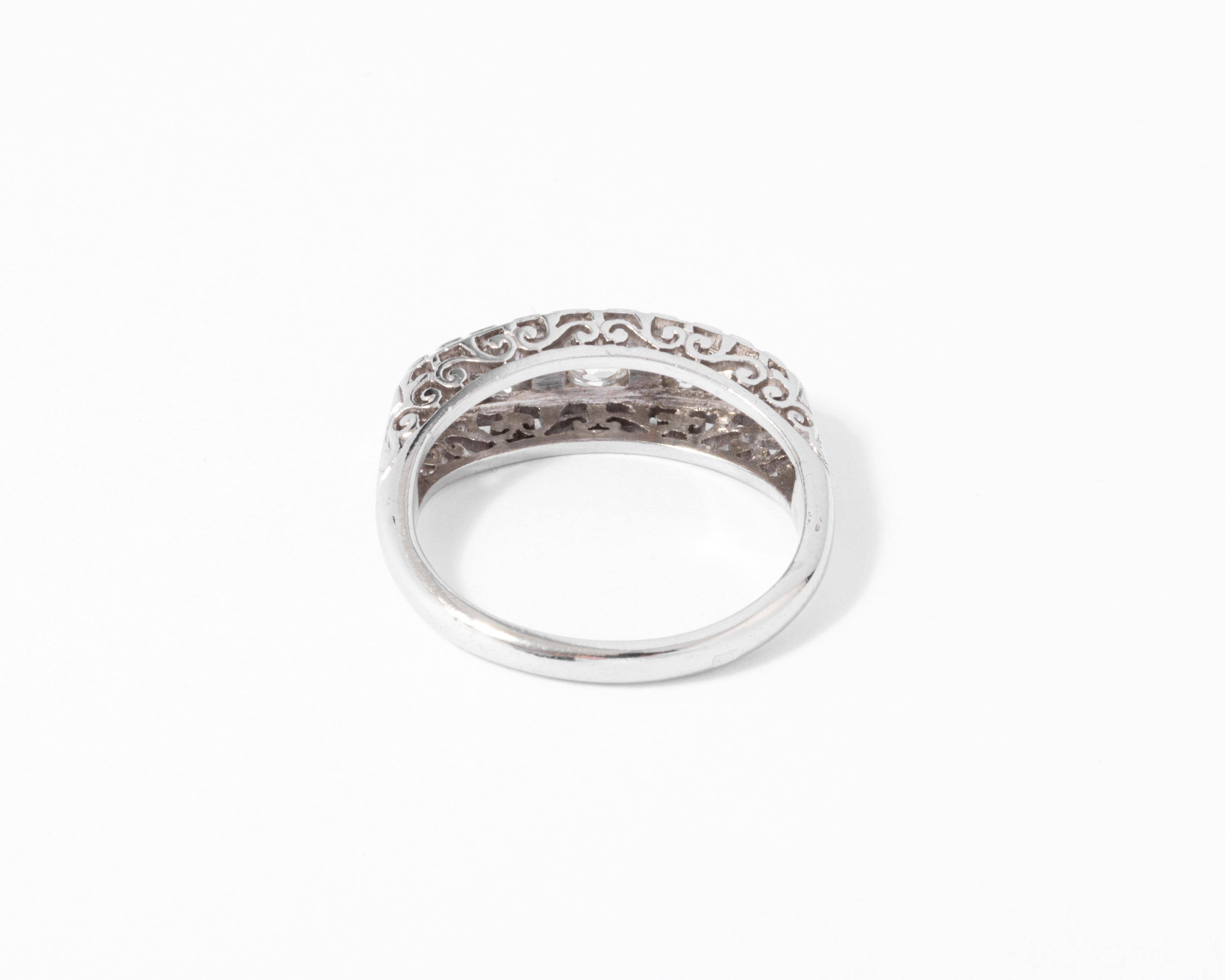 Bague jarretière en platine ornée de diamants