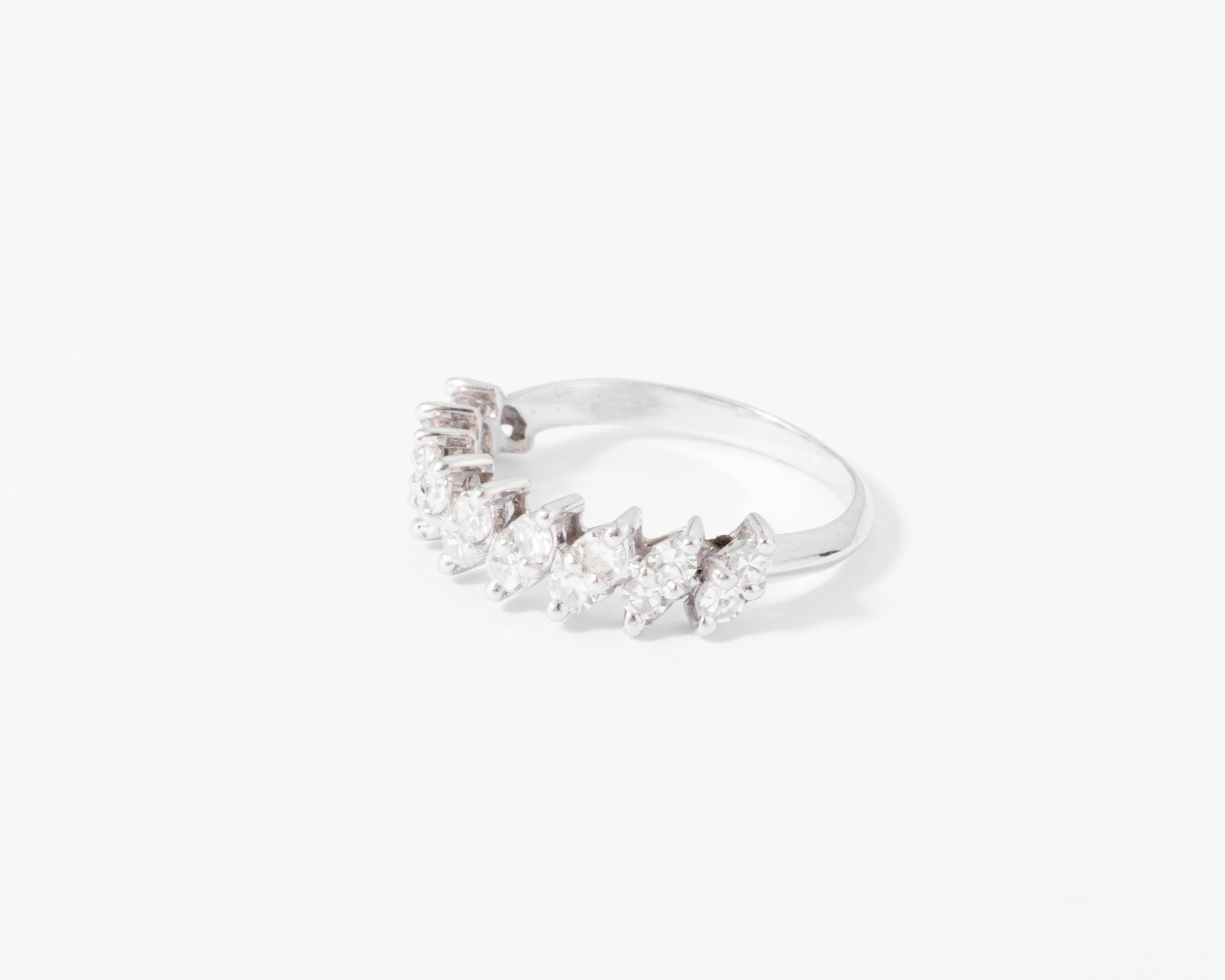Demie alliance en or gris et diamant